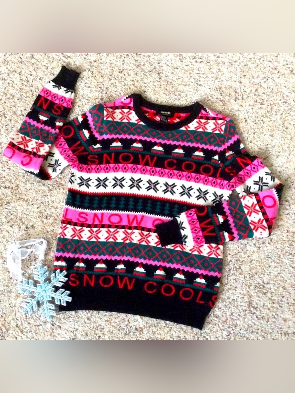 HOST PICK 🔥🌟🌈Forever 21 Girl’s Snow Cool Sweater Size 9/10